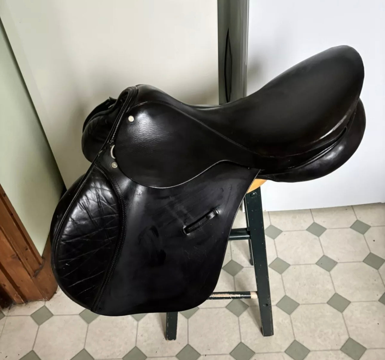 ZPL08 - Black Cliff Barnsby GP Saddle 17.5" Medium Fit